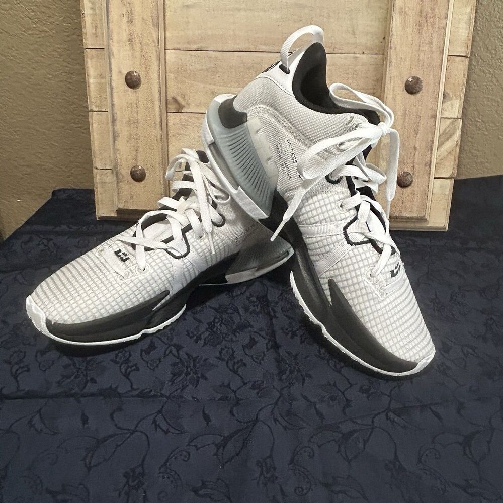 Nike Men's White and Black Athletic Shoes